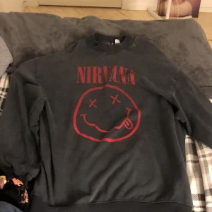 Nirvana sweatshirt  - Oversized sweatshirt, tunt material. Fin skick
