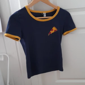 T-shirt - En t-shirt med en pizza på