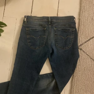  lågmidjade jeans  - Svin snygg jeans från diesel, jag är storlek s och är 159 dom är lite väl långa på mig tyvär. Tajtare vid låt och rumpa rakare nedtill❤️