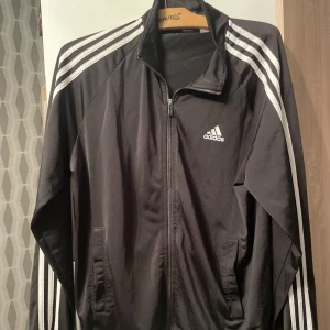 Retro adidas tröja  - Gammal adidas tröja i god skick.