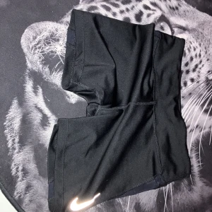 Nike shorts - Nike Hotpants korta i storlek xs/s med ficka bak, använda fåtal gånger och inga fel eller hål 