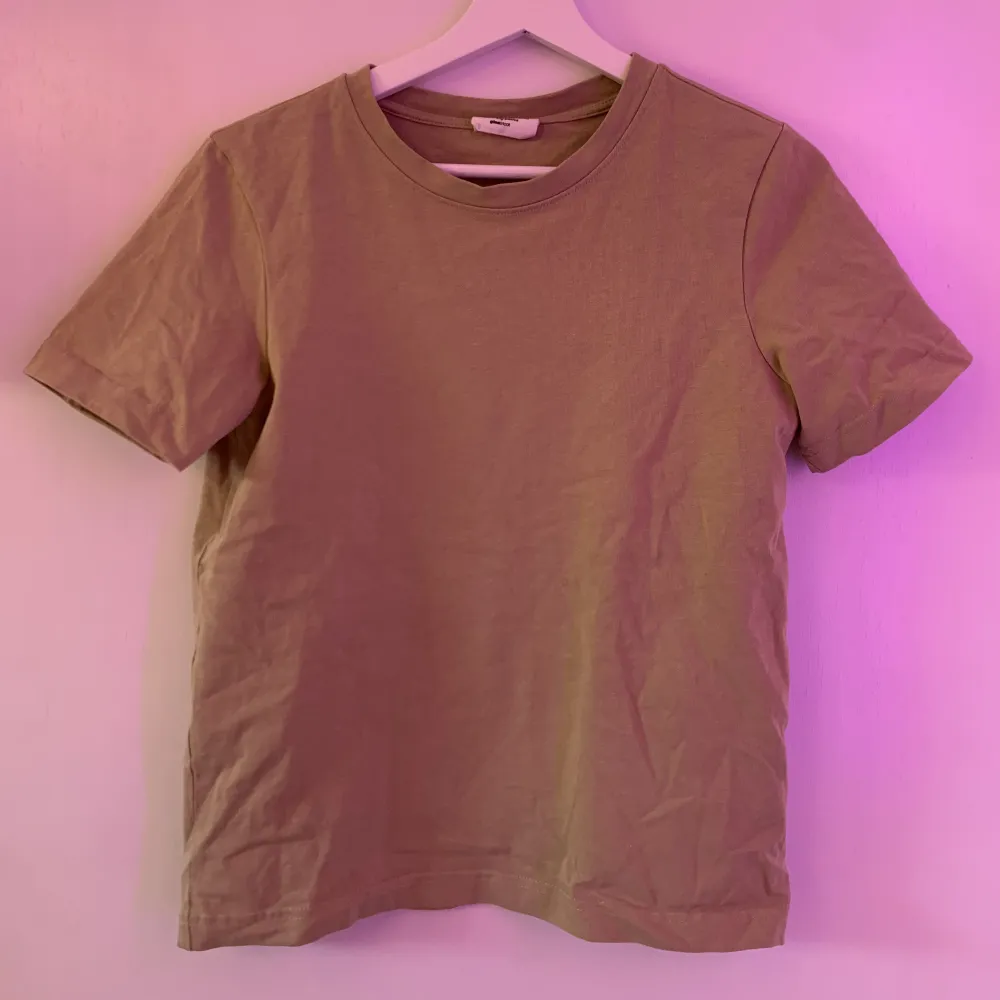 Beige tshirt från Gina Tricot i bra kvalite! Tjockare och ”mer lyxigt” material! Knappt använd och i fint skick! Så fin till vår och sommar🌸🌸. T-shirts.