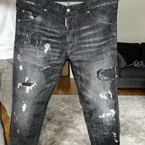 Dsquared2 jeans  - Dsquared2 jeans som använts 1-2 gånger. Skick 10/10. Köptes för 5999 kr och jag säljer för 2999. Storlek 54 