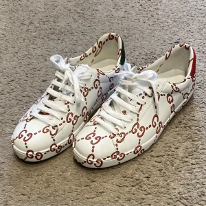 Gucci Sneakers  - Gucci Sneakers som använts ett fåtal gånger. Köptes för 7000 kr och säljs för 2900 kr. Storlek 42 ( US 8 ) 