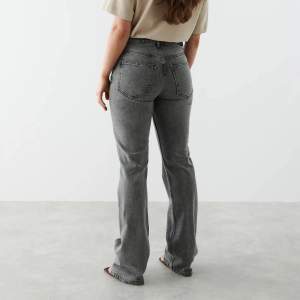 Säljer mina jätte fina grå Flare jeans från Gina tricot. Helt oanvända då jag har ett par likadana lågmidjade som jag gillar mer! Endast testade. Köpa för 499kr 