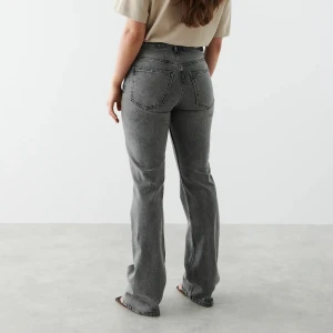 Gina tricot jeans  - Säljer mina jätte fina grå Flare jeans från Gina tricot. Helt oanvända då jag har ett par likadana lågmidjade som jag gillar mer! Endast testade. Köpa för 499kr 