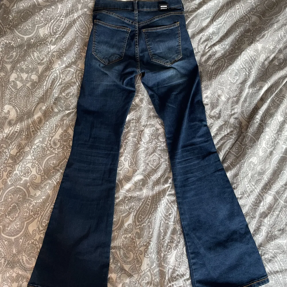 Fina Dr Denim jeans köpta på Carlings i nyskick. Stretchigt jeansmaterial 💛. Jeans & Byxor.