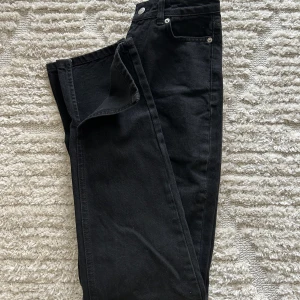 Jeans  - Lågmidjade jeans med slit från nakd, storlek 32, helt oanvända
