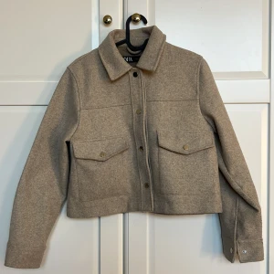 Kappa - Säljer min jätte fina kappa från zara jag skulle vilja köpa en mör blå kappa drf säljer jag min beiga 