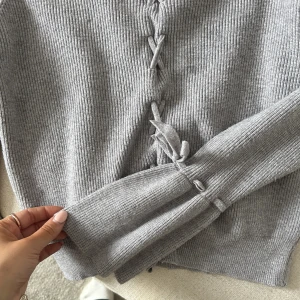 Grå stickad tröja - En superfin stickad tröja med fina detaljer i ryggen och ärmarna. Passar xs/s✨