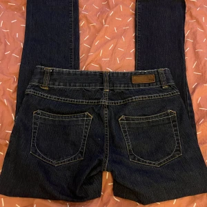 jeans - säljer dom här lågmidjade jeansen då dom aldrig kommer till användning, står ej storlek men skulle säga 34🫶🫶