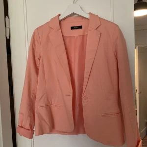 Korallfärgad blazer  - Färgstark blazer i fint skick!