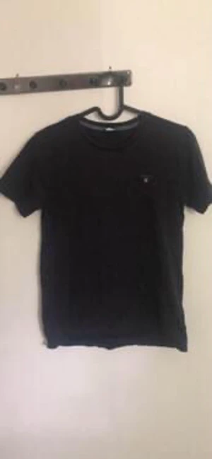 Gant t-shirt - Äkta blå gant t-shirt från kidsbrandstore. Användes lite men blev för små. Inget e förstört. Ser som ny ut. Är lite skrumblig för att den har bevarats men kommer stryka den vi förhandling så att den blir rak o fin. För mer information, sms:a!