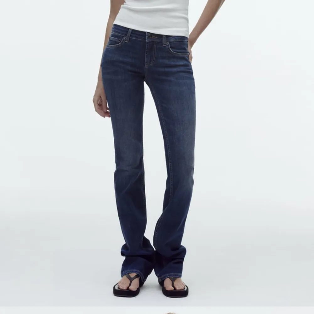 Intressekoll på mina jeans från zara, de är uppsydda så passar mig som är 162. Säljer pga att de är förstora för mig 💗. Jeans & Byxor.