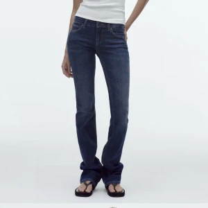 Zara jeans bootcut  - Intressekoll på mina jeans från zara, de är uppsydda så passar mig som är 162. Säljer pga att de är förstora för mig 💗