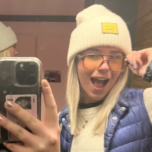 Acne mössa  - Acne mössa med gult märke i bra skick. 🥰🥰 As snygg!!!? Inte sett någon som har en sån här!!