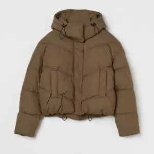 Grön pufferjacka från H&M, nypris 799 kr. Använd ca 4 gånger så säljer för 200. Den är lite kortare i modellen/ croppad och mer grön än brun.