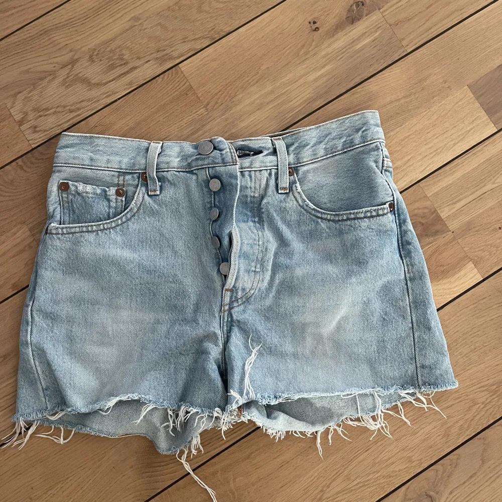 501 jeansshorts från levis (oklart med strl- är en 34/36, 25/26 i waist) . Shorts.