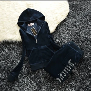Juicy  - Jag säljer min juicy tracksuit ifrån aliexpress pga att jag inte använder den för att den är för stor.💕jätte fint skick och det är en krona på koftan på baksidan i paljetter!  