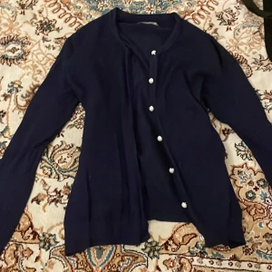 Anna field kofta - Jättefin kofta med pärlknappar från anna field bra skicka kontakta för mer bilder💕