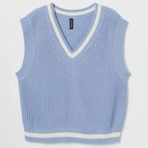 Blå stickad väst - En blå stickad väst köpt på hm för ca 1 år sen, använt den ett fåtal gånger men är som ny!