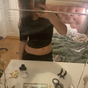 Svart tröja  - Svart croppad skimsaktig tröja