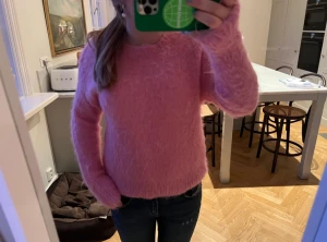 Rosa tröja - Säljer denna söta rosa tröjan från & Other Stories! Skriv vid intresse eller frågor<33