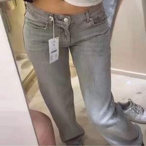 (Andra bild lånad, första bilden är min) Ett par supersnygga populära gråa lågmidjade jeans från Gina Tricot i storlek 34. Först till kvart 400kr! Frakt tillkommer på 50kr