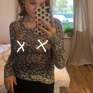 Hm mesh topp - En riktig partytröja i ballt mönster från hms exklusivare kollektioner från förr. Har ”resår” kring armarna och sitter slimat o snyggt⭐️