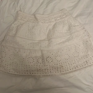 Zara kjol - Nästan nu kjol från zara! Jätte fin vit med volanger och shorts under!🥰nyprsi 300