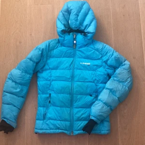 Blå jacka från Everest, 36 - Blå vinterjacka från Everest i storlek 36. Använd en del men i gott skick!