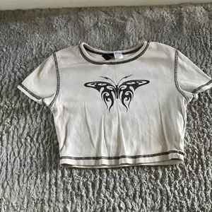 En jätte fin t- shirt med en fjäril