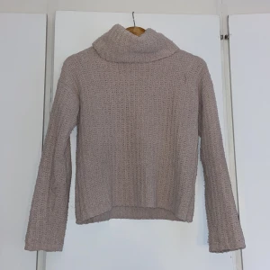 Stickad tröja - Ljusrosa/Beige stickad tröja från Cubus i storlek S. Super mjuk. 