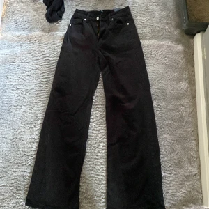 Ett par svarta jeans - Fina svarta bacis jaens