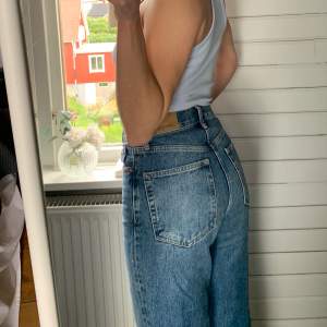 Jeans från Gina i en fin blå tvätt i storlek 36🤍 Nästintill oanvända!☺️