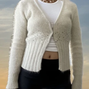 Second hand kofta angora - Superfin, mysig kofta med diskreta paljettdetaljer. Köpt på second hand. Angora de luxe