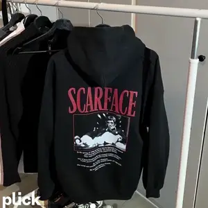 Säljer denna hoodie som köptes på Urban outfitters för 800kr❤️🖤köptes för 2 år sedan 