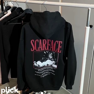 Scarface hoodie - Säljer denna hoodie som köptes på Urban outfitters för 800kr❤️🖤köptes för 2 år sedan 
