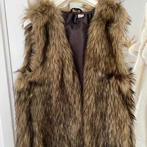 Brun pälsväst - Brun pälsväst från H&M. Aldrig använd, så gott som ny. Hör av er ifall ni har frågor eller så🤎