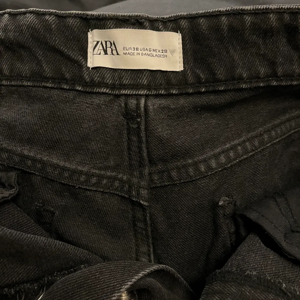 Mid rise jeans från zara i storlek 38, men passar mig som vanligtvis är 34/36, så små i storleken. Knappt använda då dom inte passar mig! Köparen står för frakt💕. Jeans & Byxor.