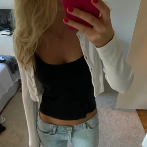 Kofta - Vit bekväm kofta i tjockt material från zara. Strl S och använd 1 gång. 