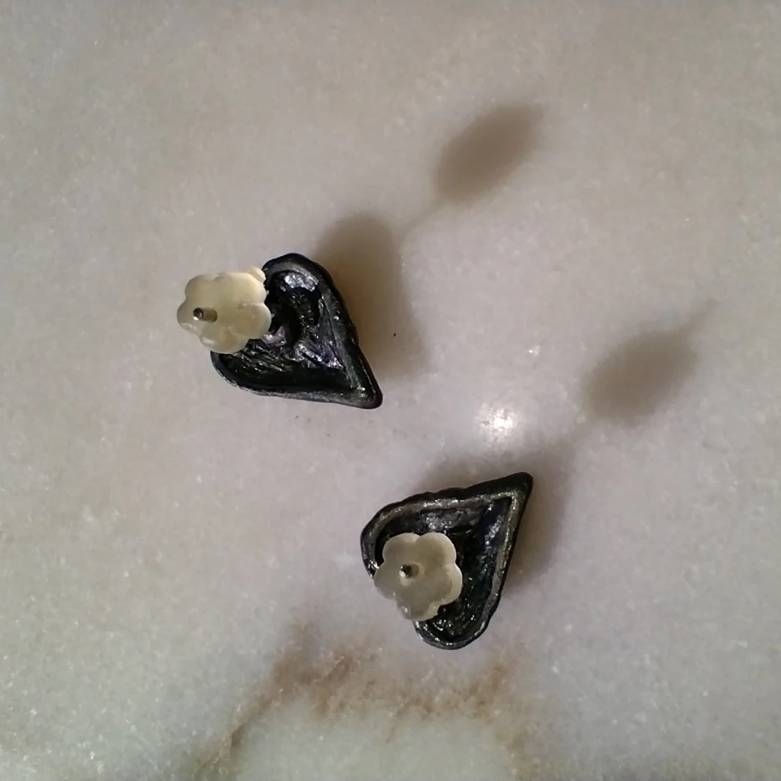 Hjärtformade, mässingsfärgade örhängen i metall - 91