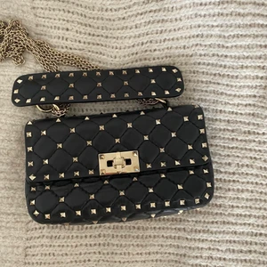 Valentino garavani rockstud bag  - Valentino garavani rockstud spike bag i modellen small, i svart färg. Den är i toppskick utan några defekter. Äkhetsbevis och kvitton finns. Nypris i butik är 20 000. 