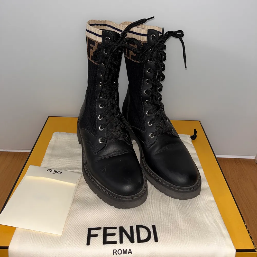 Säljer dessa svarta klassiska Fendi boots i storlek 36. Använt fåtal gånger och är i jätte fint skick men passade inte riktigt min stil. Köpta på Nathalie Schuterman för nått år sedan för 9000kr. Box och dustbags finns. 💞. Skor.