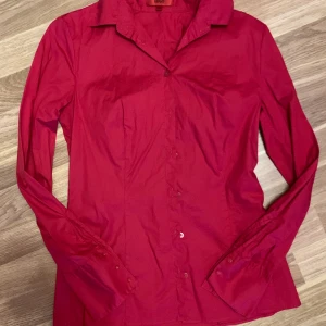 Hugo boss blus - Ny,bara tvättad. Säljer pga har inte kommit till användning. Köpte den för 2 år sedan,för typ 700kr