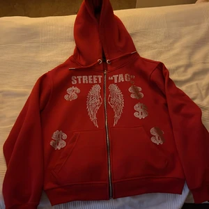 Streettag zip hoodie strl S - Tröjan är använd några gånger men används inte längre pga för liten. Den är i bra skick och är i strl S. Tröjan är liten i storleken och kan passa till de med strl XS. Dragkedjan kan lossna men lätt att sätta tillbaka