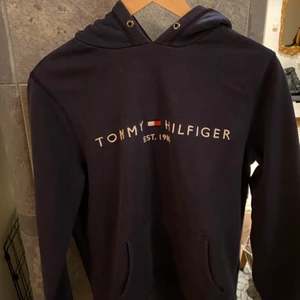 Tommy hilfiger hoodie - Tommy hilfiger hoodie storlek M. Använd men inga fläckar eller liknande. Skriv om ni undrar något.  Mvh Simon