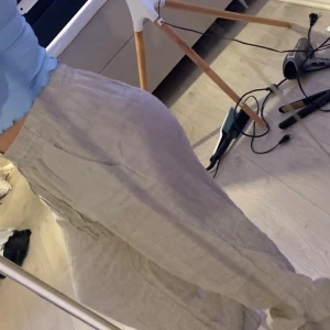 Linnebyxor  - Ett par linnebyxor ifrån Gina tricot i äkta linne, strl 38, väldigt sköna och luftiga. Nyskick 