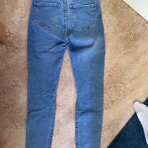 Hi, I’m selling these as good as new Armed Angels pants because they don’t fit me. It’s the INGAA stretch model, very comfortable and very skinny cut, high waist, in size 27/32. The original price for the jeans is 1300SEK/130€. Perfect condition!
