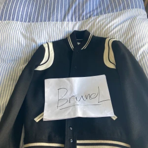  Saint Laurent Teddy - Size 50 ~ M - WTS Saint Laurent Teddy Nypris  19 000~  Size 50 ~ M  skick helt ny med etiker    Pris 9000 + Frakt  Skicka PM vid intresse